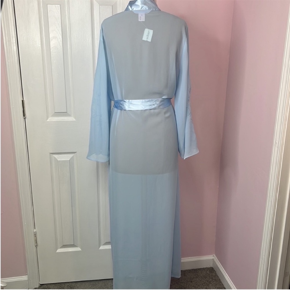 Le Vie en Rose NWT Semi Sheer Robe With Satin & Embroidery - Picture 3 of 6